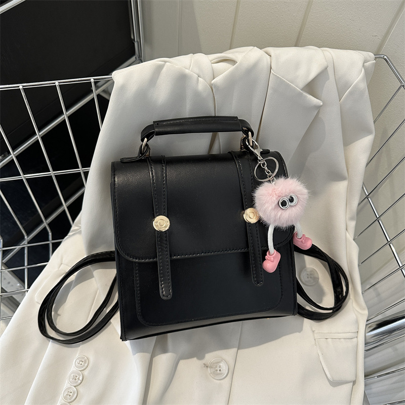 Damen Rucksack in Lederoptik ⎜ Stylischer Mini-Rucksack mit Tragegriff und Anhänger für Alltag und Freizeit