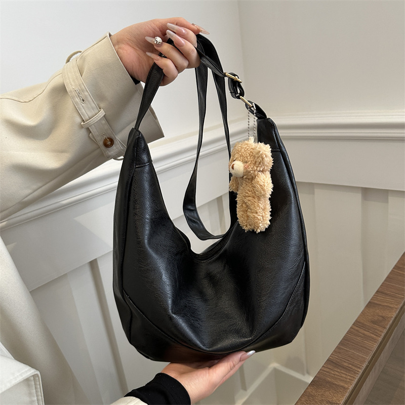 Damen Umhängetasche ⎜ Lässige Schultertasche mit Weichem Design und Abnehmbarem Teddy-Anhänger