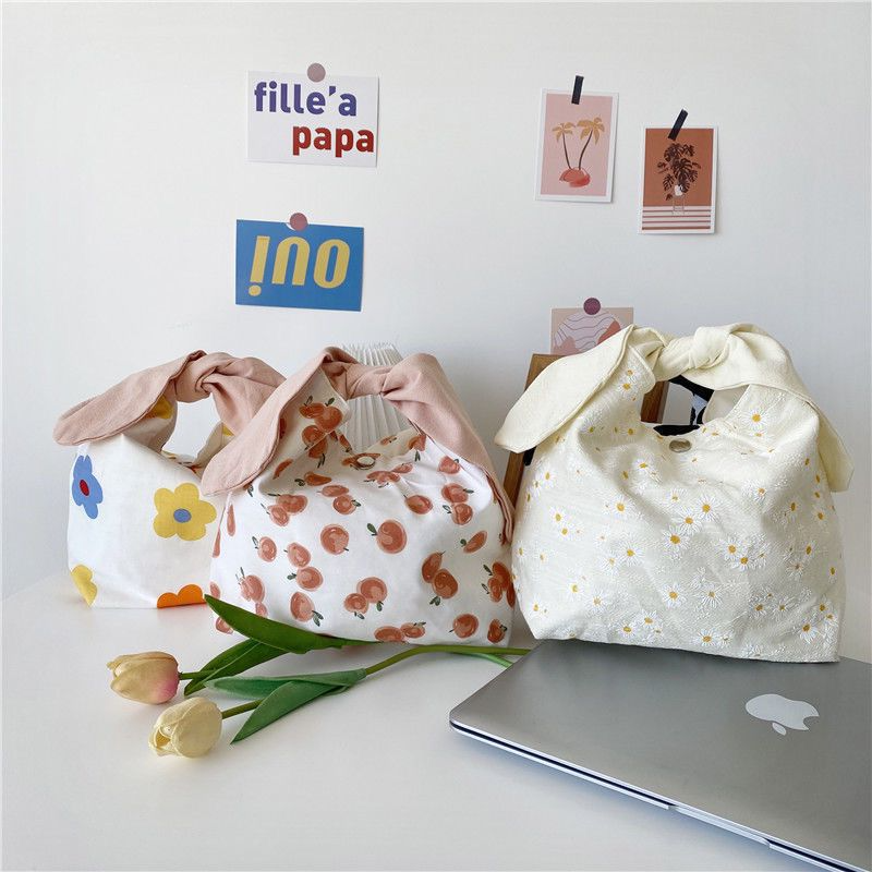 Lunchbag im Japanischen Stil ⎜ Praktische Tasche mit verspielten Hasenohren und fröhlichem Blumenmuster