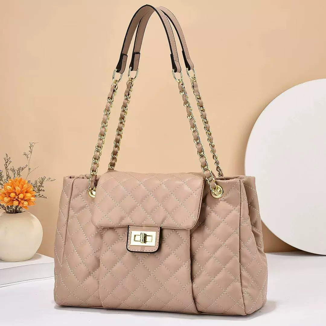Schultertasche mit Kettenriemen ⎜ Große Damenhandtasche mit Rautensteppung und Sicheren Drehverschluss