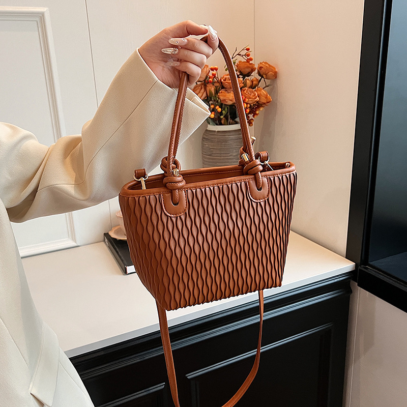Schultertasche für Damen ⎜ Schlichte Umhängetasche mit strukturierter Oberfläche und doppeltem Henkel für Alltag und Büro