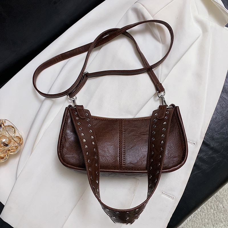 Schultertasche für Damen ⎜ Glänzende Halbmondtasche in Lederoptik mit Nietenriemen für vielseitige Alltagslooks
