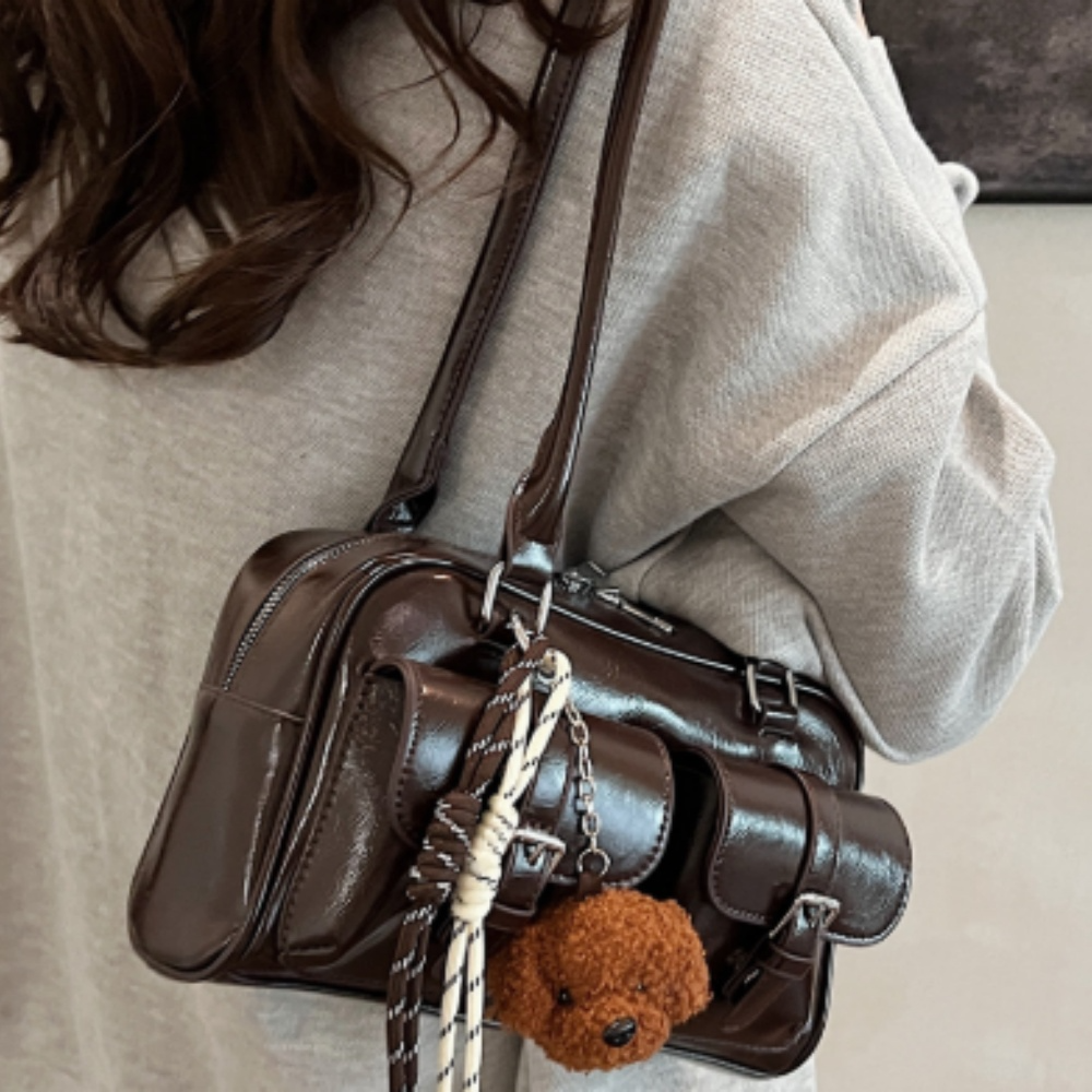 Schultertasche für Damen ⎜ Große Handtasche im modernen Design mit niedlichem Teddy-Anhänger