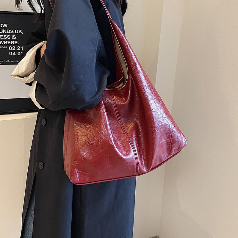 Lässige Schultertasche aus Leder ⎜ Großzügiger Stauraum mit modernem Design für jeden Tag