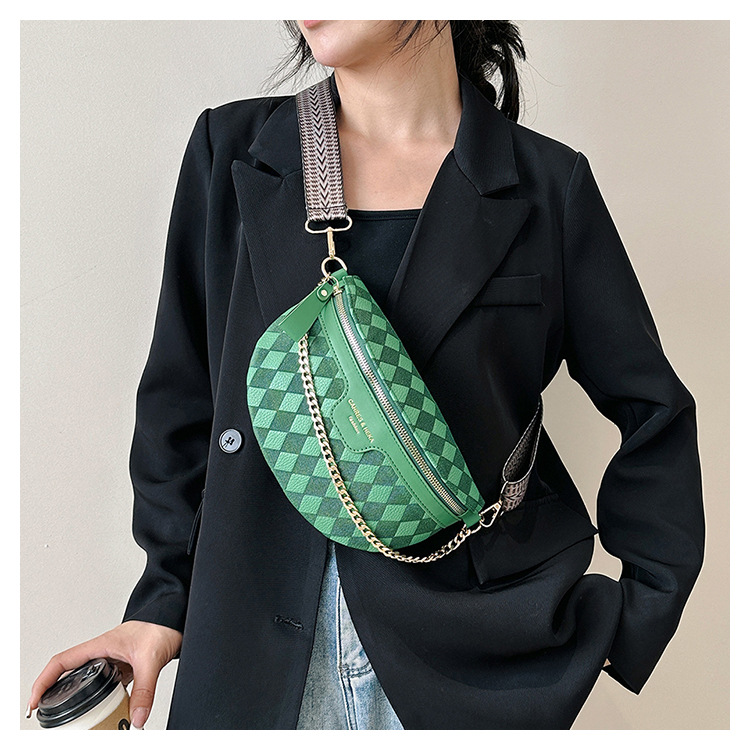 Crossbody Tasche für Damen ⎜ Modische Umhängetasche mit Ketten-Detail für Alltag, Reisen und Freizeit-Looks