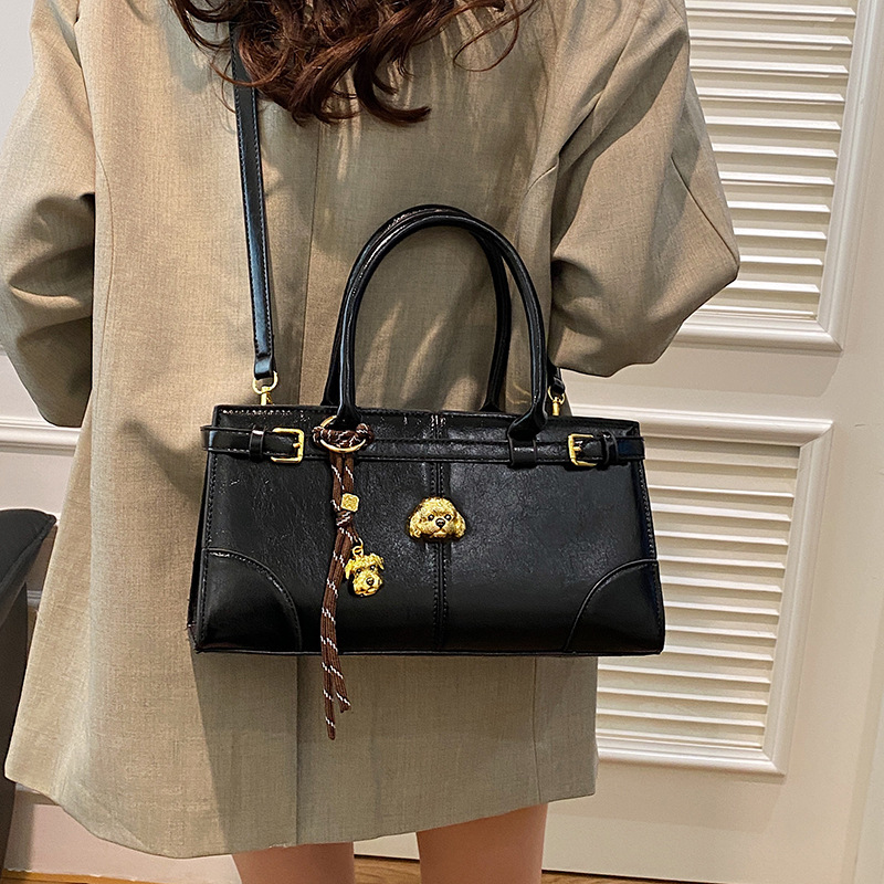 Handtasche für Damen ⎜ Modische Schultertasche mit Zieranhänger und Trageriemen für Alltag und Ausgehen
