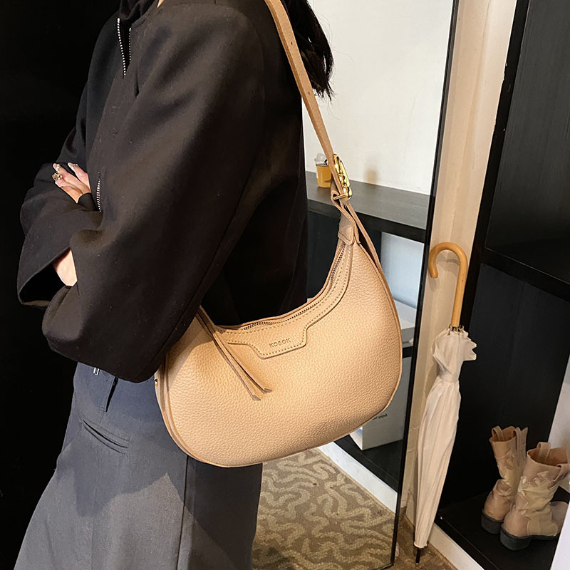 Schultertasche im Halbmond-Design ⎜ Modische Umhängetasche für Damen mit Struktur und Reißverschluss