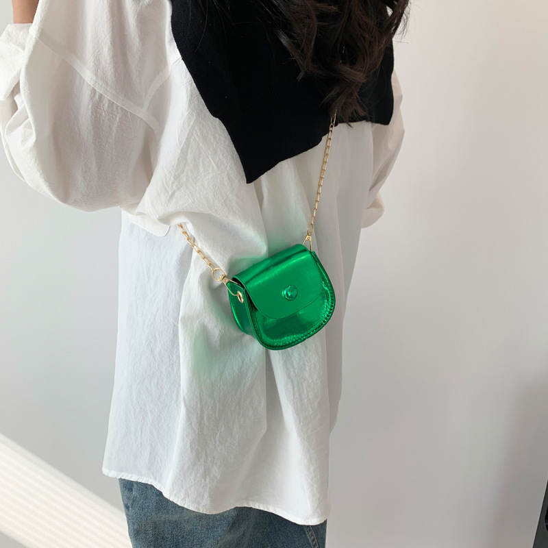 Mini Umhängetasche für Damen ⎜ Glänzende Kettentasche für Handy und Kleinigkeiten