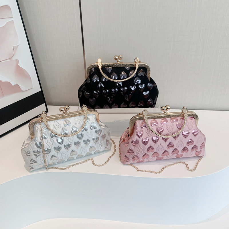 Kleine Umhängetasche für Damen ⎜ Glänzendes Design mit Herzmuster und Metallrahmen für stilvolle Anlässe