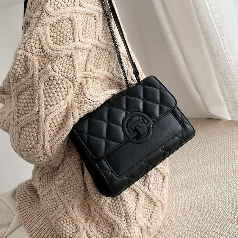 Umhängetasche für Damen ⎜ Elegante Kettentasche mit Steppmuster für stilvolle Auftritte im Alltag und am Abend