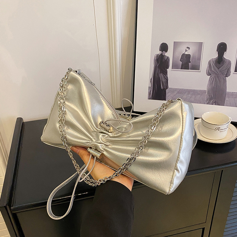 Schultertasche für Damen ⎜ Glänzende Umhängetasche mit Kettengurt und raffiniertem Falten-Design für Ausgehen und Events