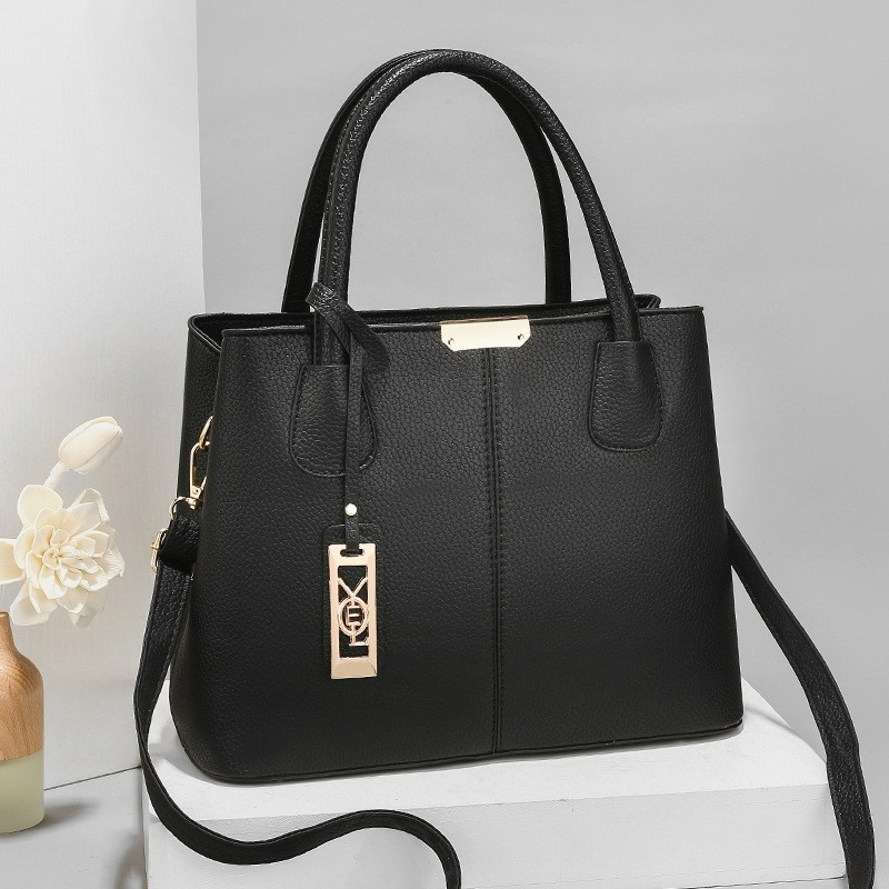 Handtasche für Damen ⎜ Große Schultertasche mit Anhänger und abnehmbarem Riemen für Alltag und Büro