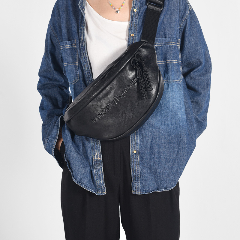 Bauchtasche für Damen und Herren ⎜ Trendige Umhängetasche aus Lederoptik mit Zierkette und breitem Schultergurt