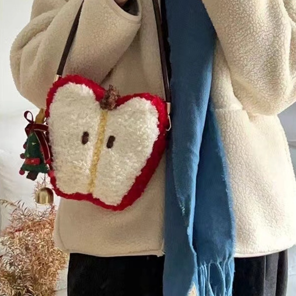 Umhängetasche für Damen ⎜ Flauschige Schultertasche im Weihnachtsdesign mit Apfelmotiv für Winter und Festtage