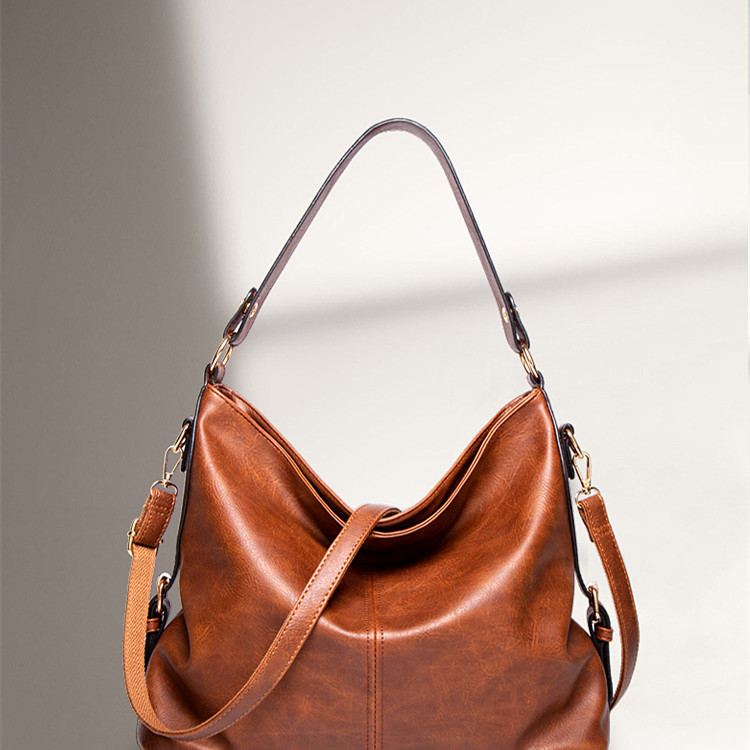 Schultertasche für Damen ⎜ Weiche Umhängetasche aus Lederoptik mit abnehmbarem Riemen für Alltag und Freizeit