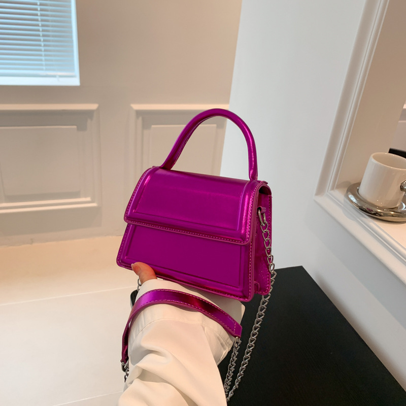 Damen Umhängetasche in Metallic-Optik ⎜ Kleine Handtasche mit Kette für Party und Alltag