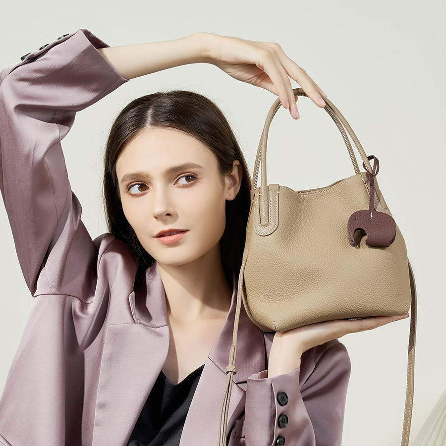Handtasche für Damen ⎜ Elegante Bucket-Bag aus genarbtem Leder mit Elefantenanhänger für Alltag und Freizeit