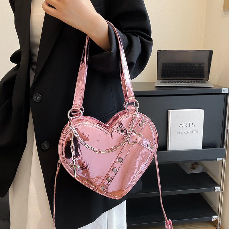 Herzförmige Umhängetasche für Damen ⎜ Glänzende Tasche mit Kette für Alltag und Anlass
