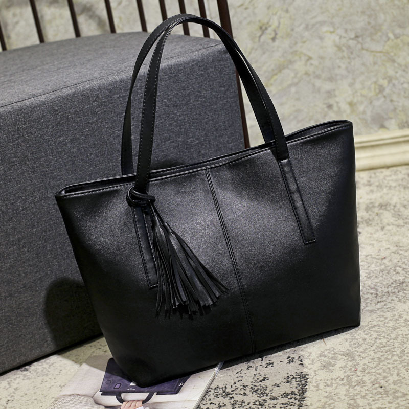Handtasche für Damen ⎜ Schlichte Tragetasche mit Quastenanhänger und viel Stauraum für Alltag und Büro
