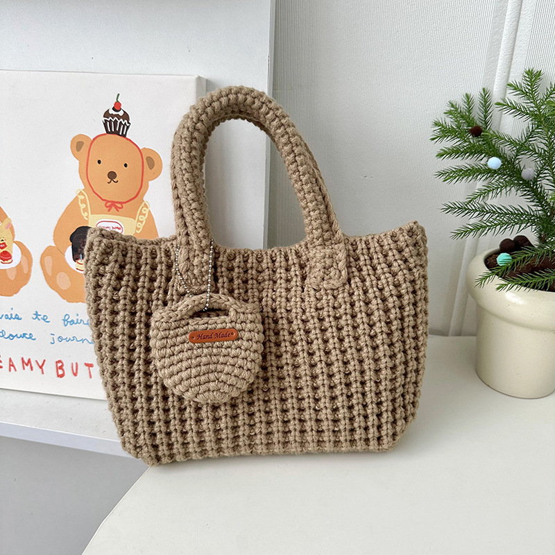 Handtasche für Damen ⎜ Handgemachte Stricktasche aus weichem Garn mit kurzem Henkel und charmantem Design