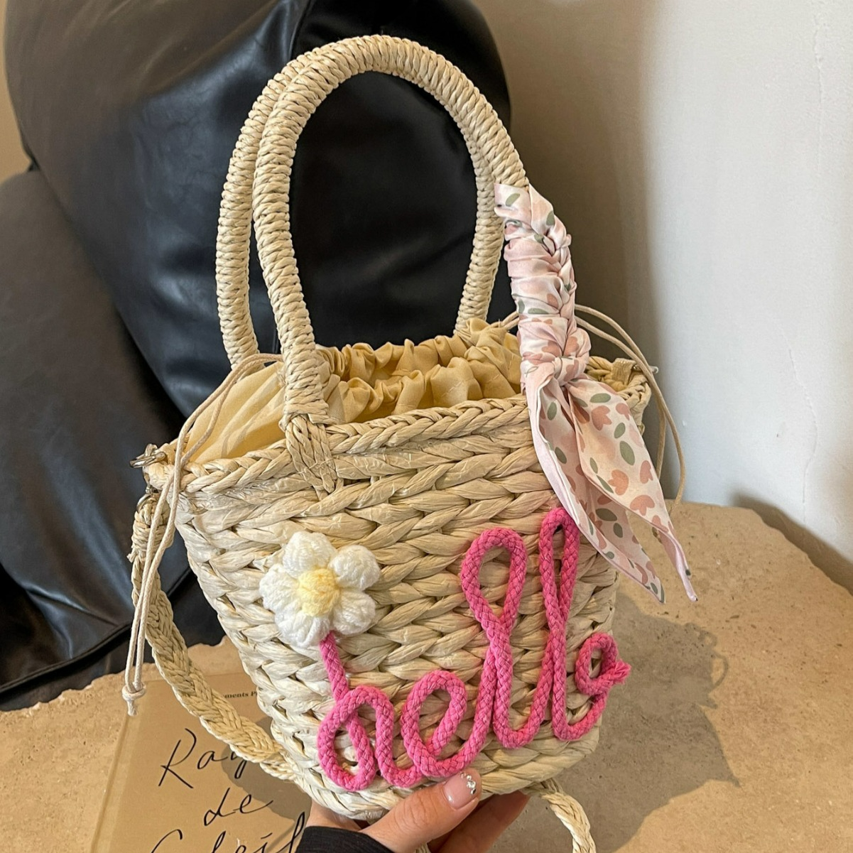 Geflochtene Umhängetasche für Damen ⎜ Verspieltes Design aus Stroh mit Schriftzug, Blume und Halstuch