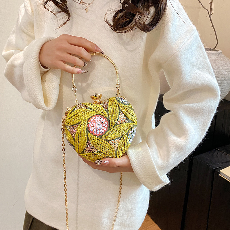 Abendtasche für Damen ⎜ Herzförmige Schultertasche mit Pailletten und Kette für festliche Anlässe und Events
