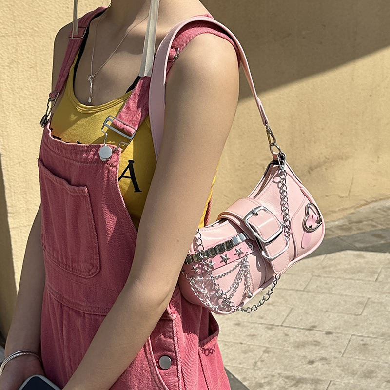 Schultertasche für Damen ⎜ Stylische Underarm-Bag mit Ketten, Sternnieten und Gürteldetail für trendige Outfits