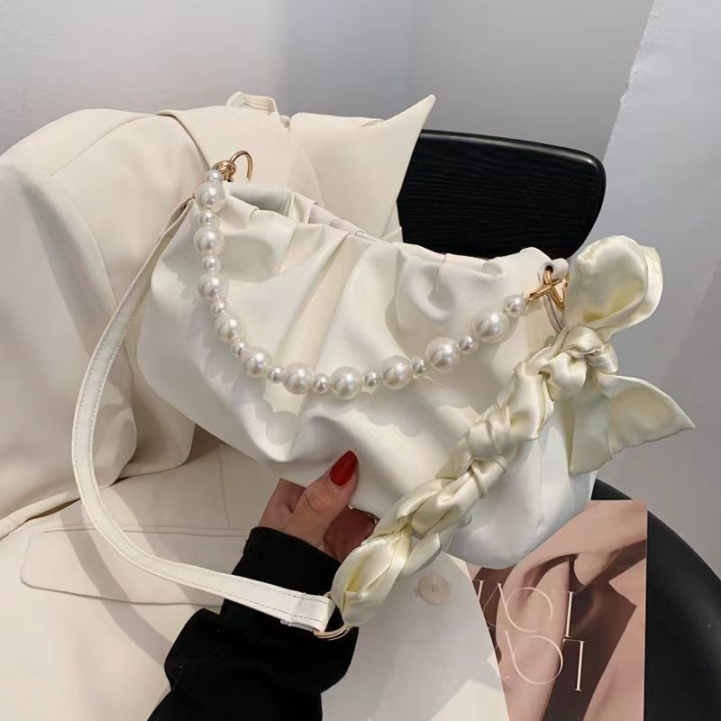 Perlen-Schultertasche für Damen ⎜ Elegante Handtasche mit Rüschen und luxuriösem Satin-Tragegriff