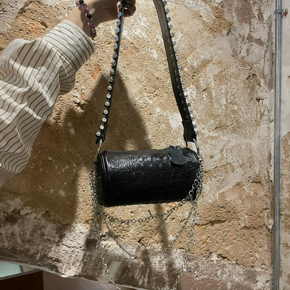 Damen Schultertasche im Retro-Look ⎜ Stylische Zylindertasche mit Kettenriemen und Geprägter Lederoptik