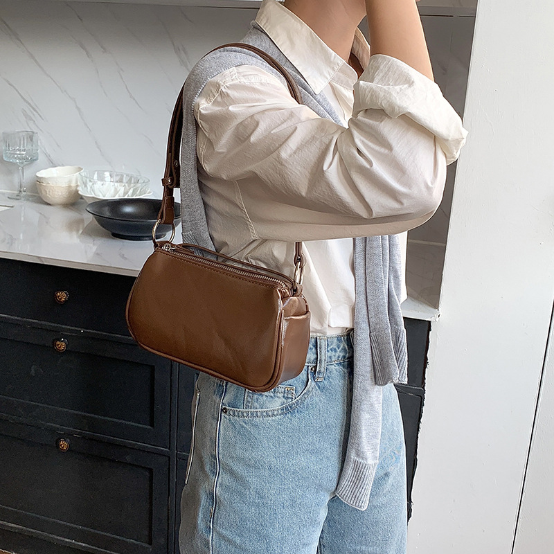 Schultertasche für Damen ⎜ Modische Baguette-Tasche im kompakten Design für Alltag und Ausgehen