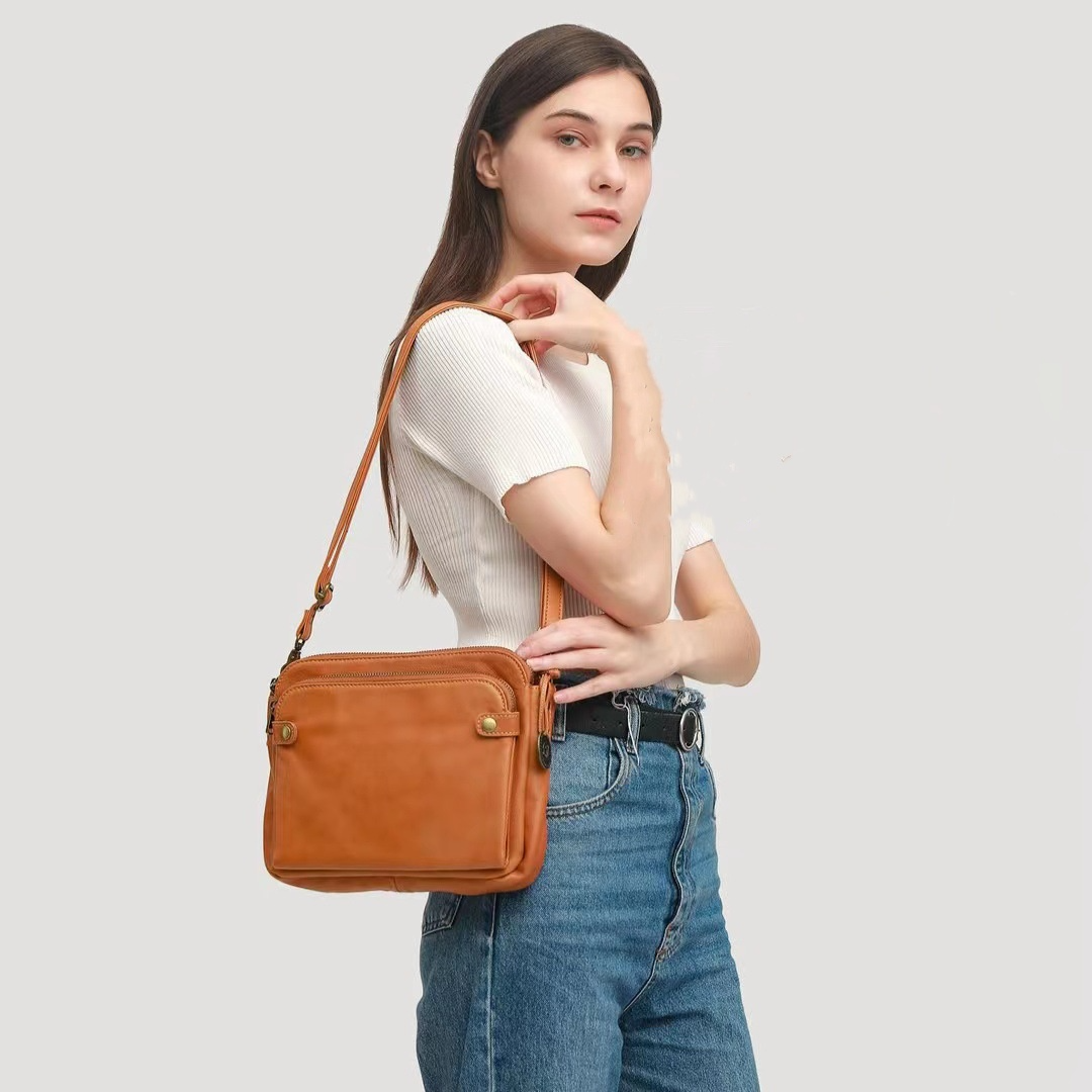 Damen Umhängetasche aus Leder ⎜ Retro Schultertasche mit drei Fächern für Alltag und Reisen