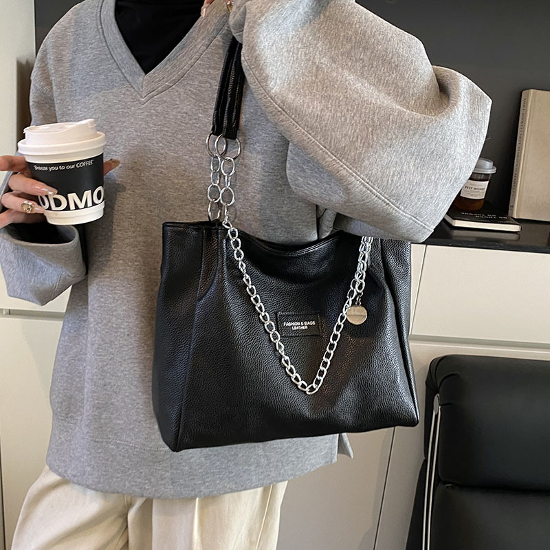 Tote Bag mit Kettendetail ⎜ Modische Tragetasche für Damen mit Großem Stauraum und Weicher Oberfläche