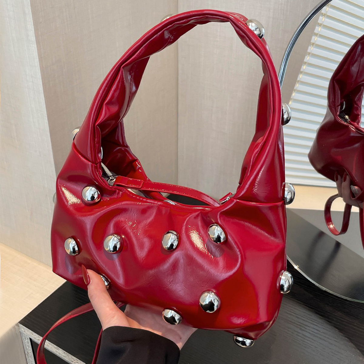 Schultertasche für Damen ⎜ Auffällige Handtasche in Lack-Optik mit Metallnieten und modernem Design