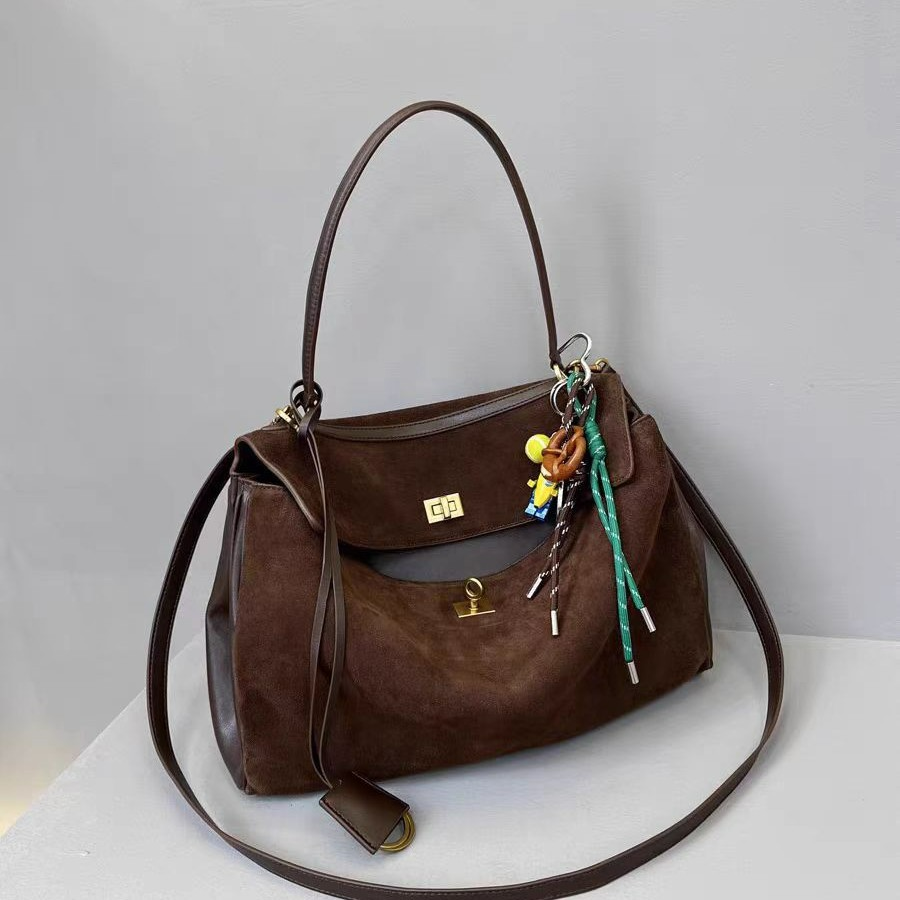 Handtasche für Damen ⎜ Große Schultertasche in Wildlederoptik mit Drehverschluss und Trageriemen für den Alltag