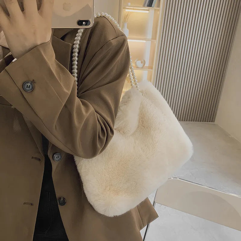 Umhängetasche für Damen ⎜ Weiche Plüsch-Tasche mit Perlenkette und großzügigem Stauraum für elegante Auftritte
