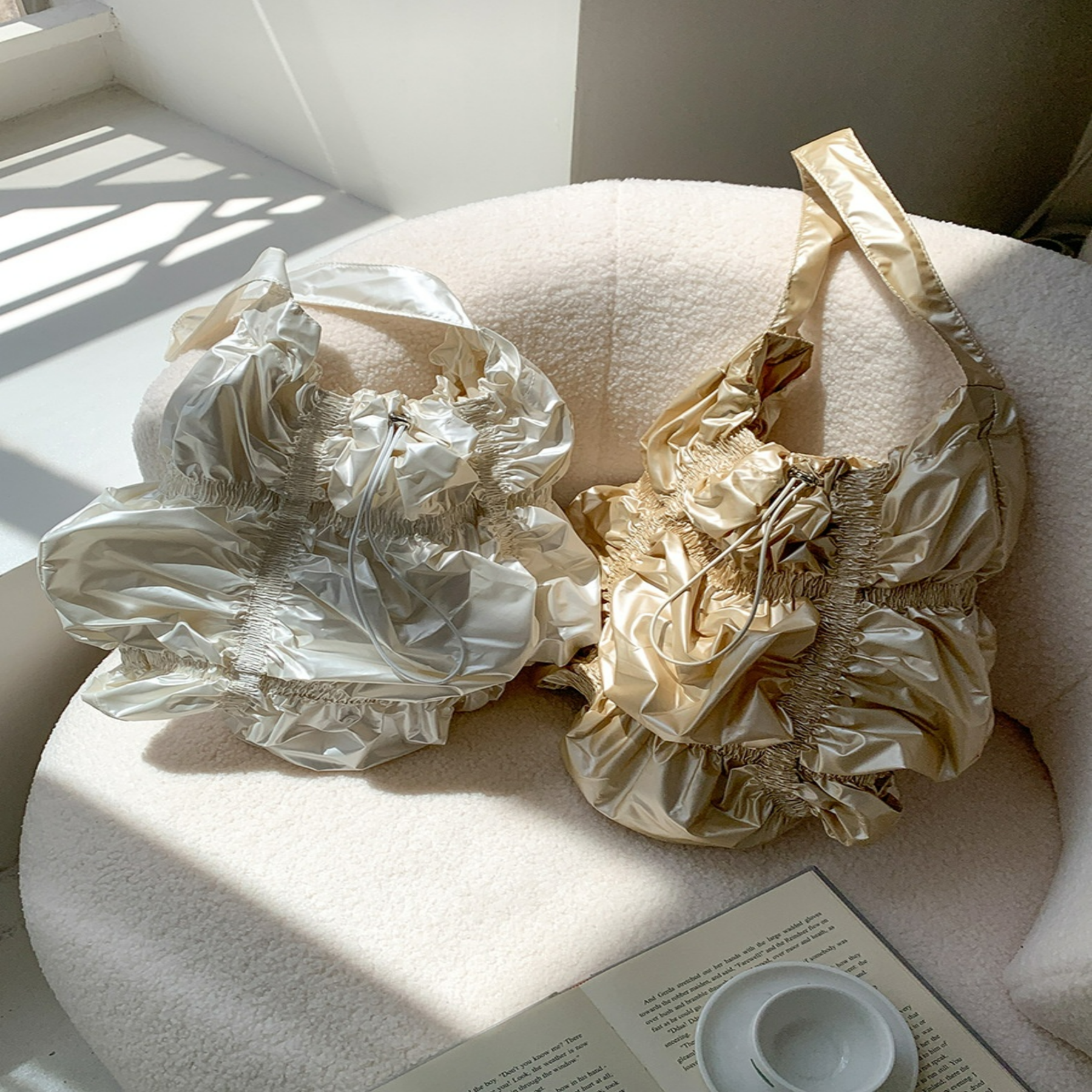 Faltentasche für Damen ⎜ Besondere Design mit Rüschen und großzügigem Stauraum