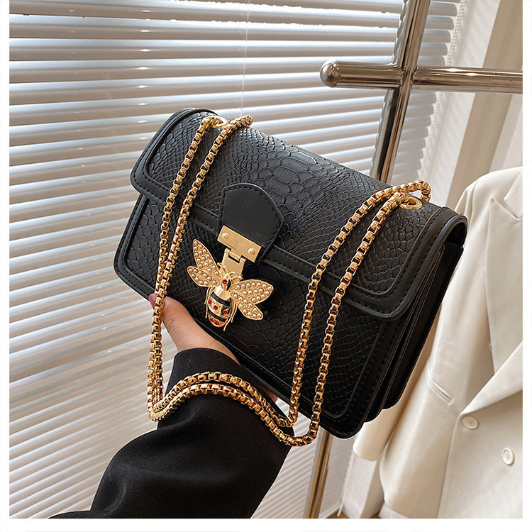 Modische Schultertasche für Damen ⎜ Trendiges Design mit glänzendem Kettenhenkel und auffälligem Verschluss