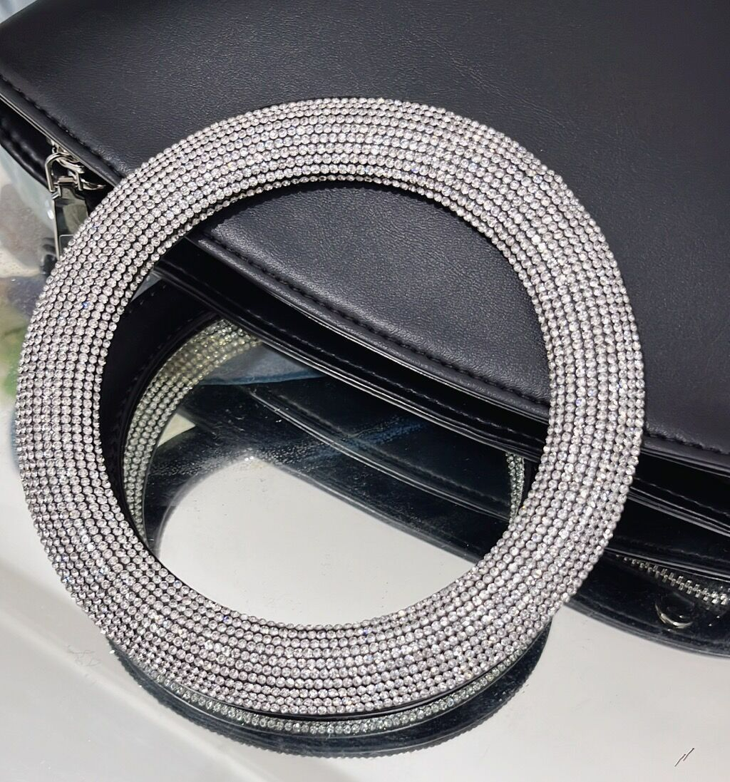 Diamant-Rundgriff Handtasche ⎜ Elegantes Design mit verstellbarem Träger und funkelndem Griff