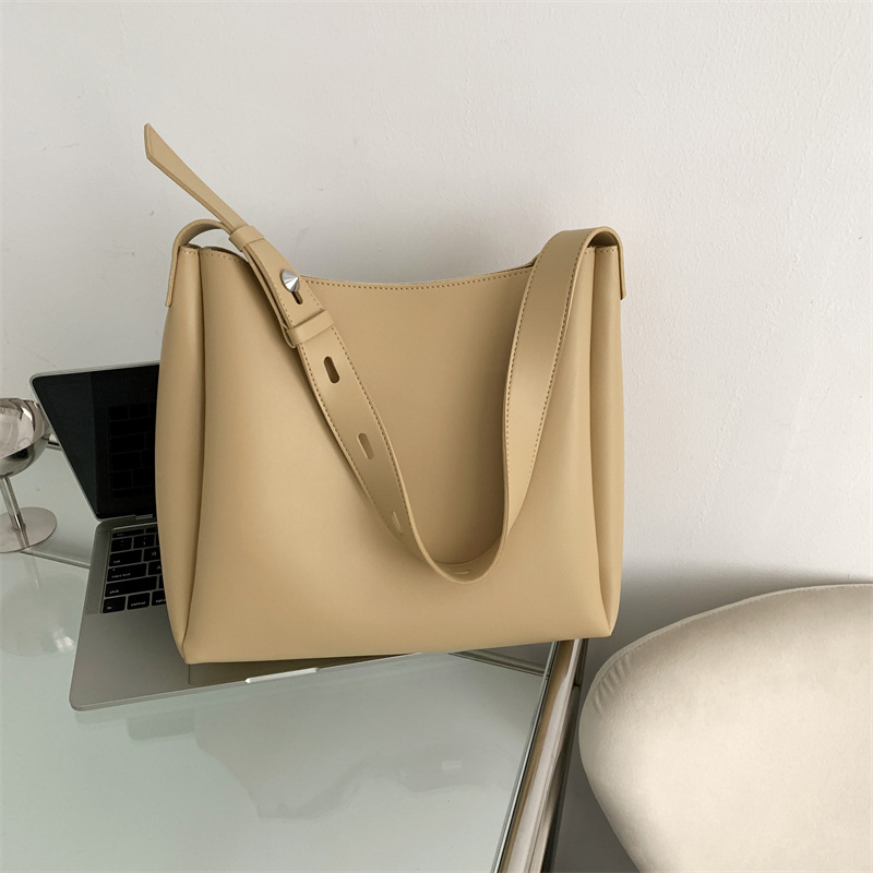 Große Schultertasche für Damen ⎜ Praktisches Design mit verstellbarem Tragegurt und zusätzlicher Tasche