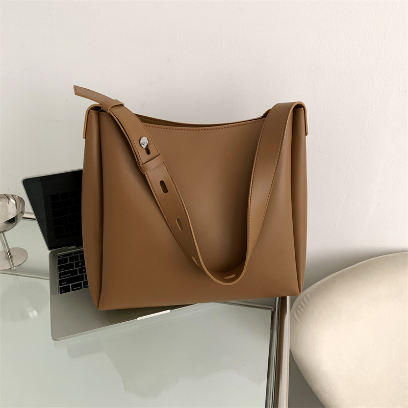 Große Schultertasche für Damen ⎜ Praktisches Design mit verstellbarem Tragegurt und zusätzlicher Tasche