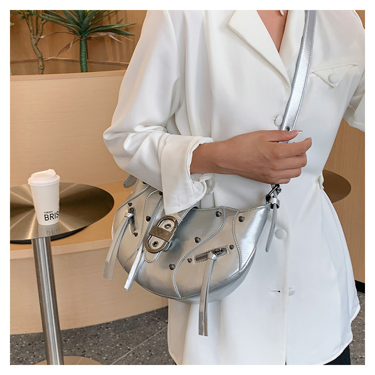 Umhängetasche für Damen ⎜ Halbmond-Design mit Nieten für Alltag, Freizeit und City-Looks