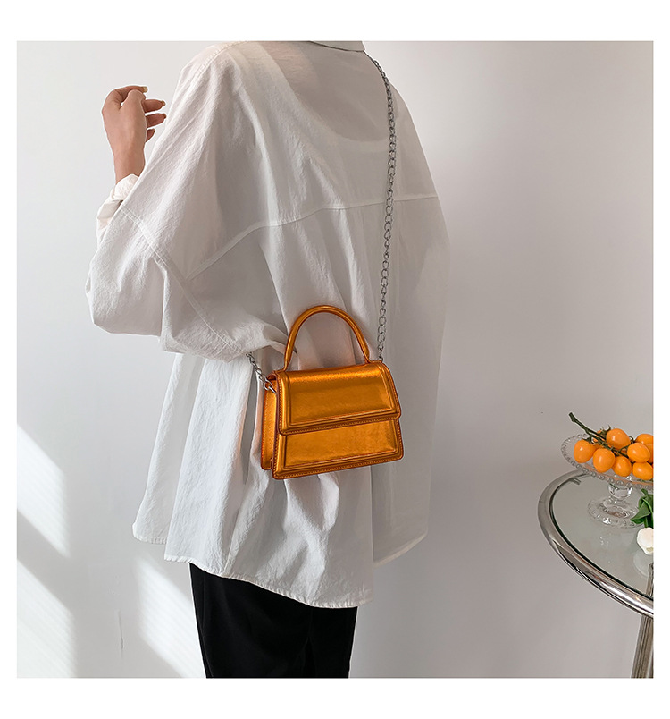 Damen Umhängetasche in Metallic-Optik ⎜ Kleine Handtasche mit Kette für Party und Alltag