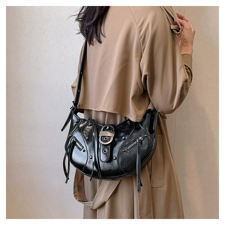 Umhängetasche für Damen ⎜ Halbmond-Design mit Nieten für Alltag, Freizeit und City-Looks
