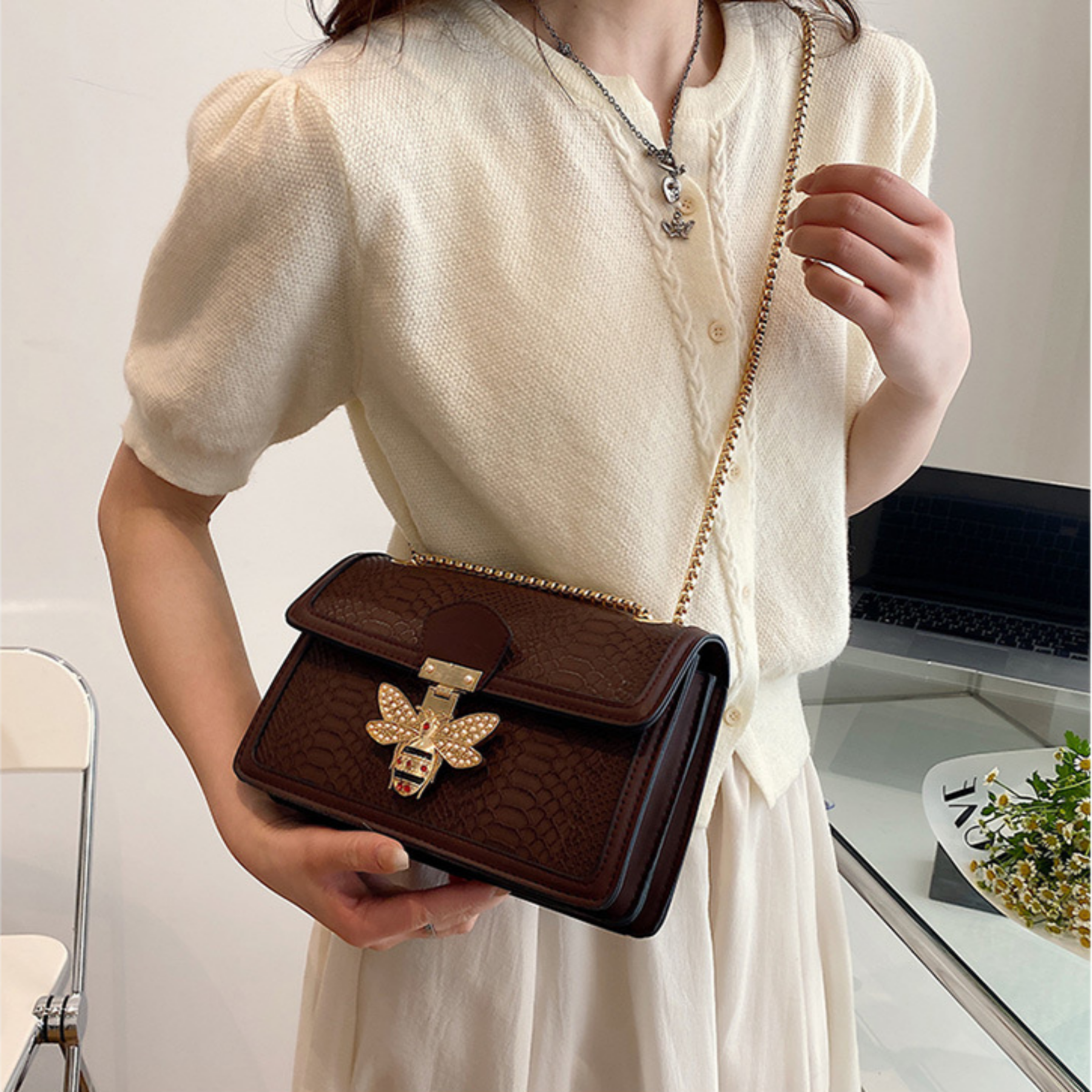 Modische Schultertasche für Damen ⎜ Trendiges Design mit glänzendem Kettenhenkel und auffälligem Verschluss