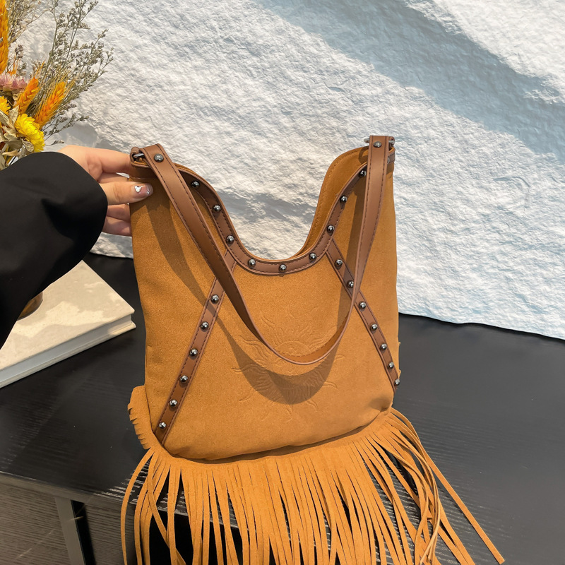 Schultertasche für Damen ⎜ Große Umhängetasche mit Fransen und Nieten für Freizeit und Festival-Look