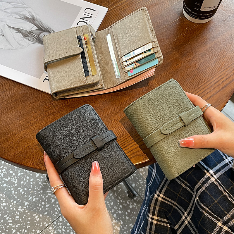 Damen Geldbörse ⎜ Kompakte Brieftasche aus Echtleder mit Riemenverschluss und Mehrfachfächern
