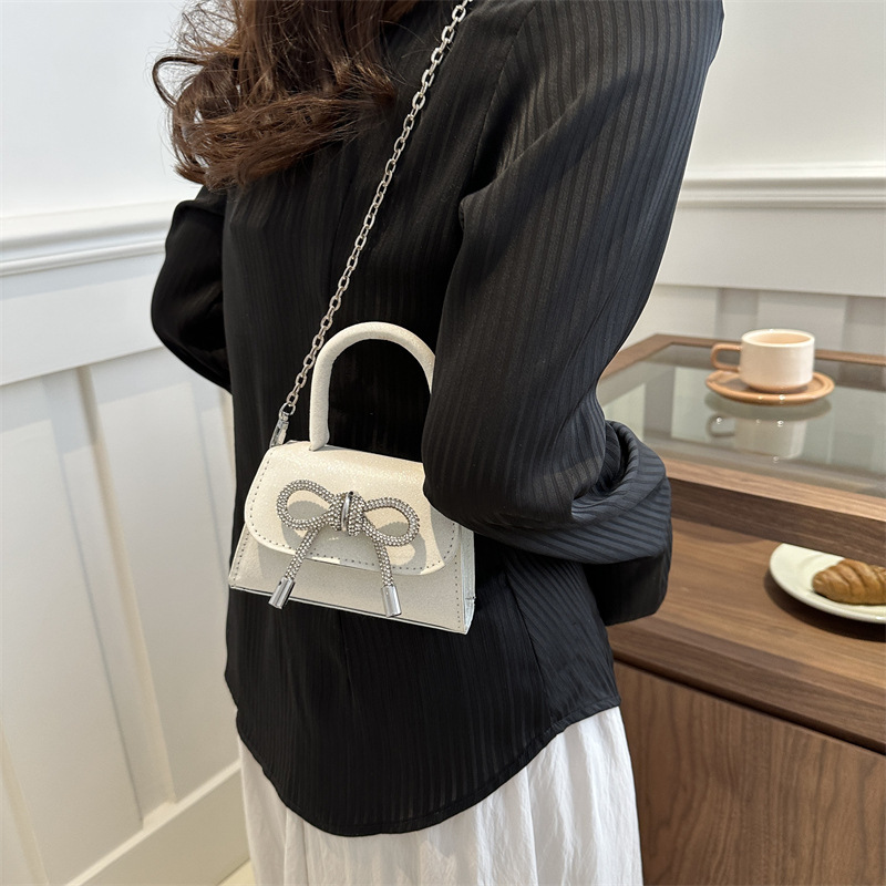 Handtasche für Damen ⎜ Glitzernde Mini-Schultertasche mit Kettenriemen und Schleifendetail für Ausgehen und Events