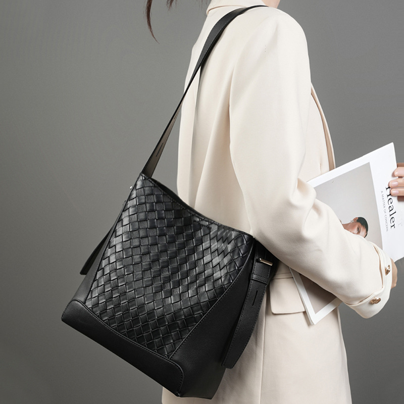 Schultertasche für Damen ⎜ Modische Umhängetasche aus Echtleder mit Flechtdesign und breitem Trageriemen