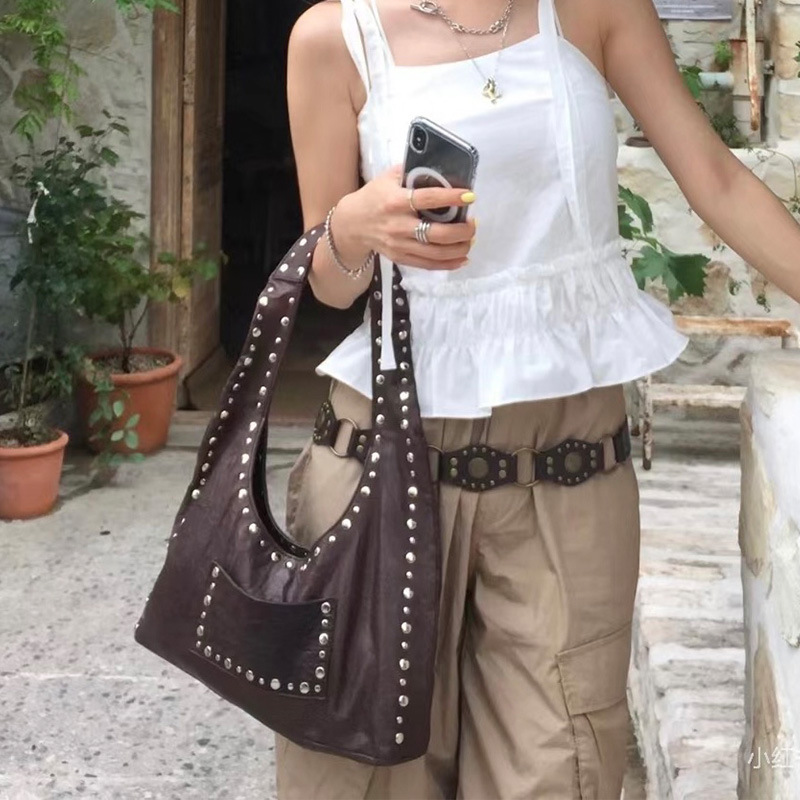 Schultertasche für Damen ⎜ Retro-Design mit Nieten und breitem Henkel für modische Alltagslooks