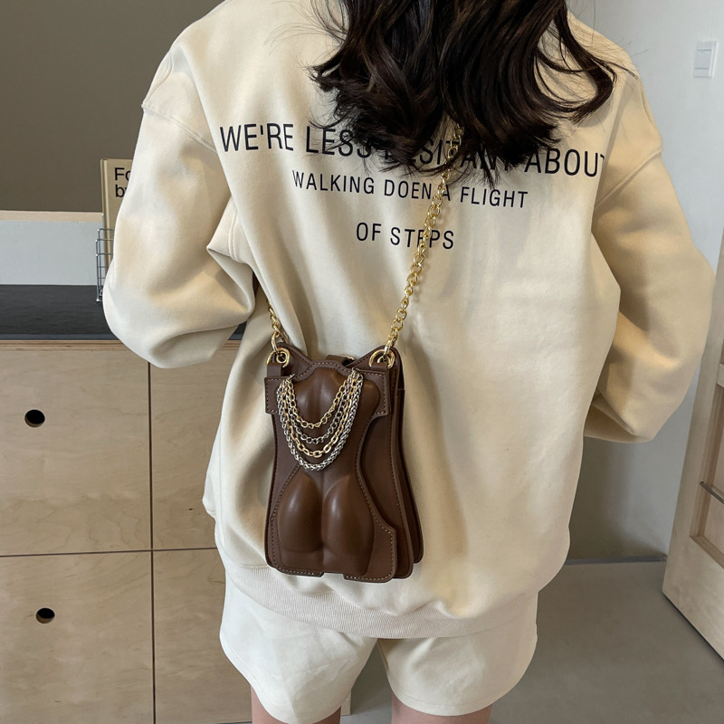 Kleine Schultertasche für Damen ⎜ Modische Handtasche im einzigartigen Design mit Kettenakzent